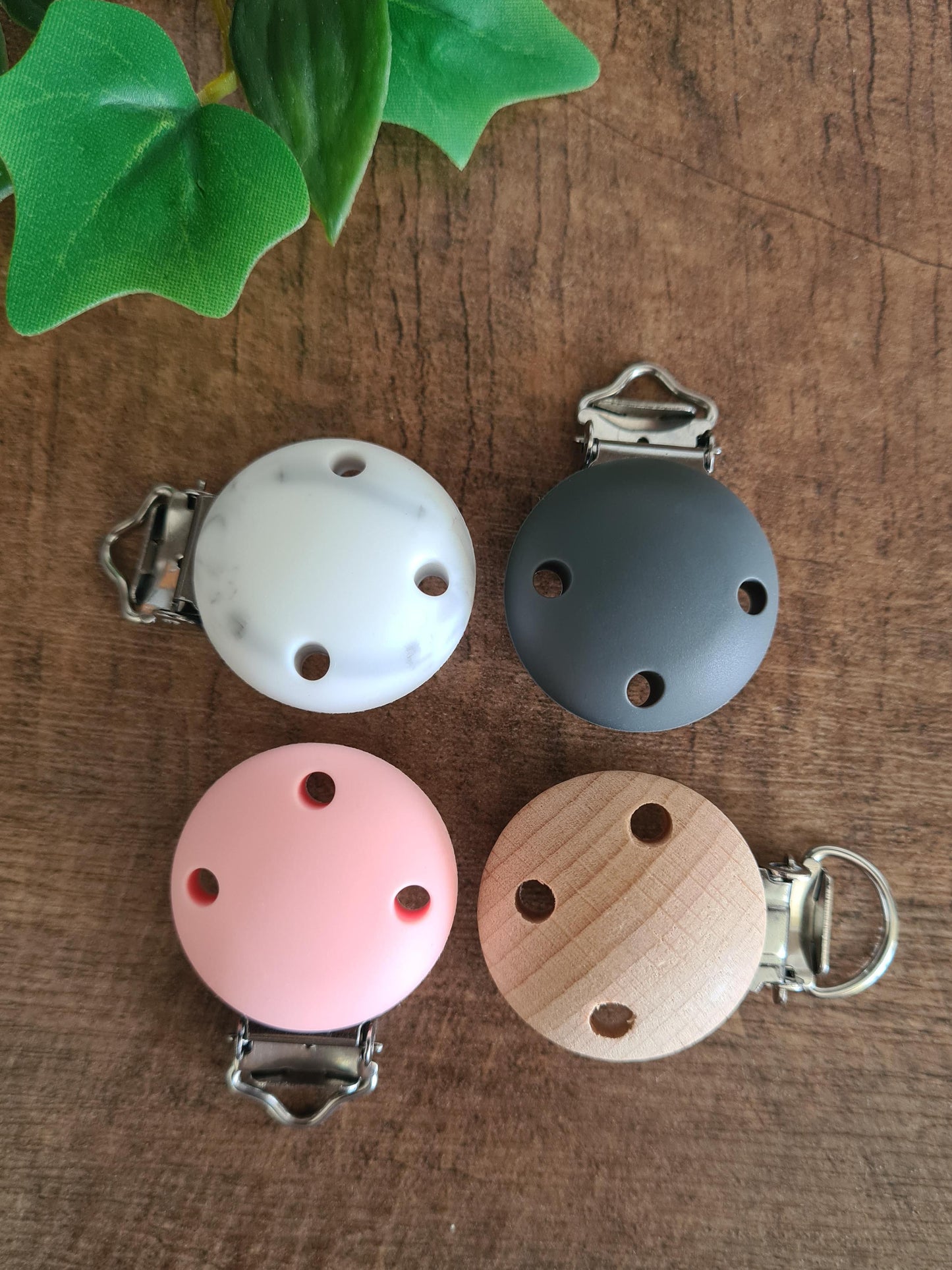Personalised soother clips with name. Perfect as a Christening gift, a birthday gift or a gift for a newborn. Choose the clip!