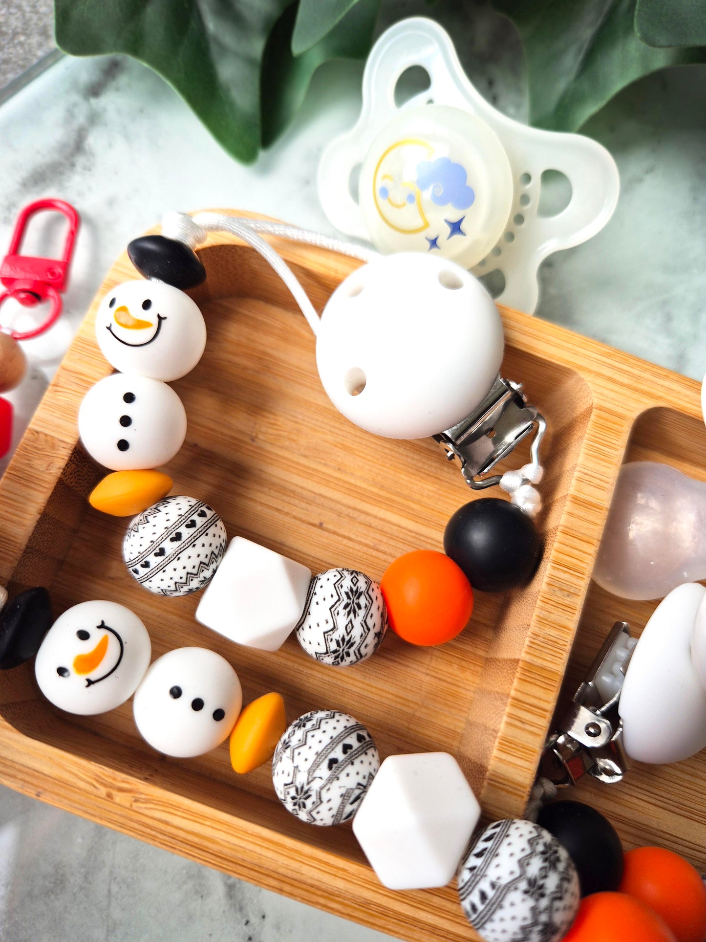 Snowmen soother clips. Fear Sneachta. Christmas.