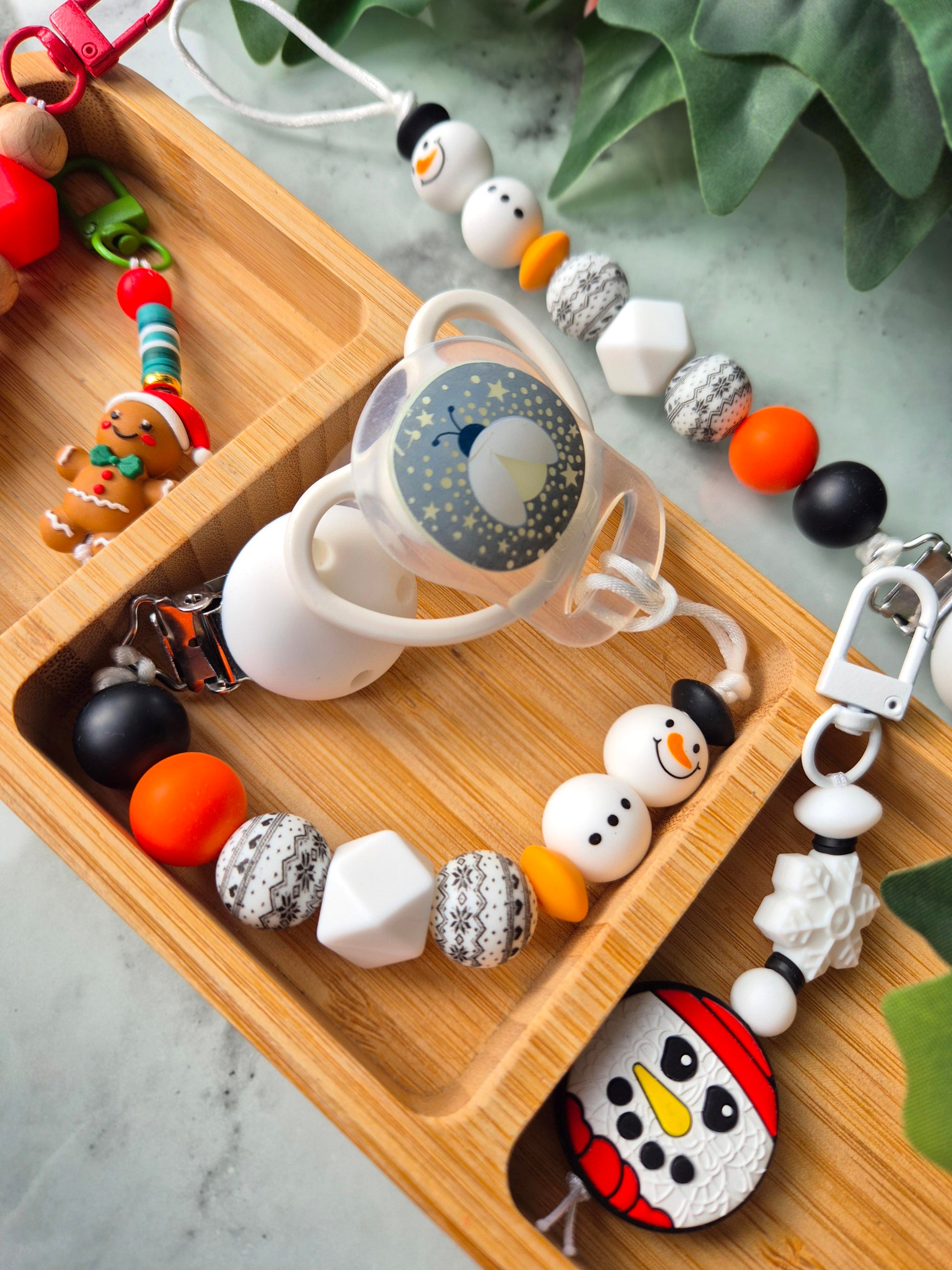 Snowmen soother clips. Fear Sneachta. Christmas.