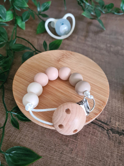 The Nibbly Neapolitan soother clip is a good handmade gift idea for newborns or toddlers. Perfect for the sweet hearts who love Neapolitan Ice Cream!