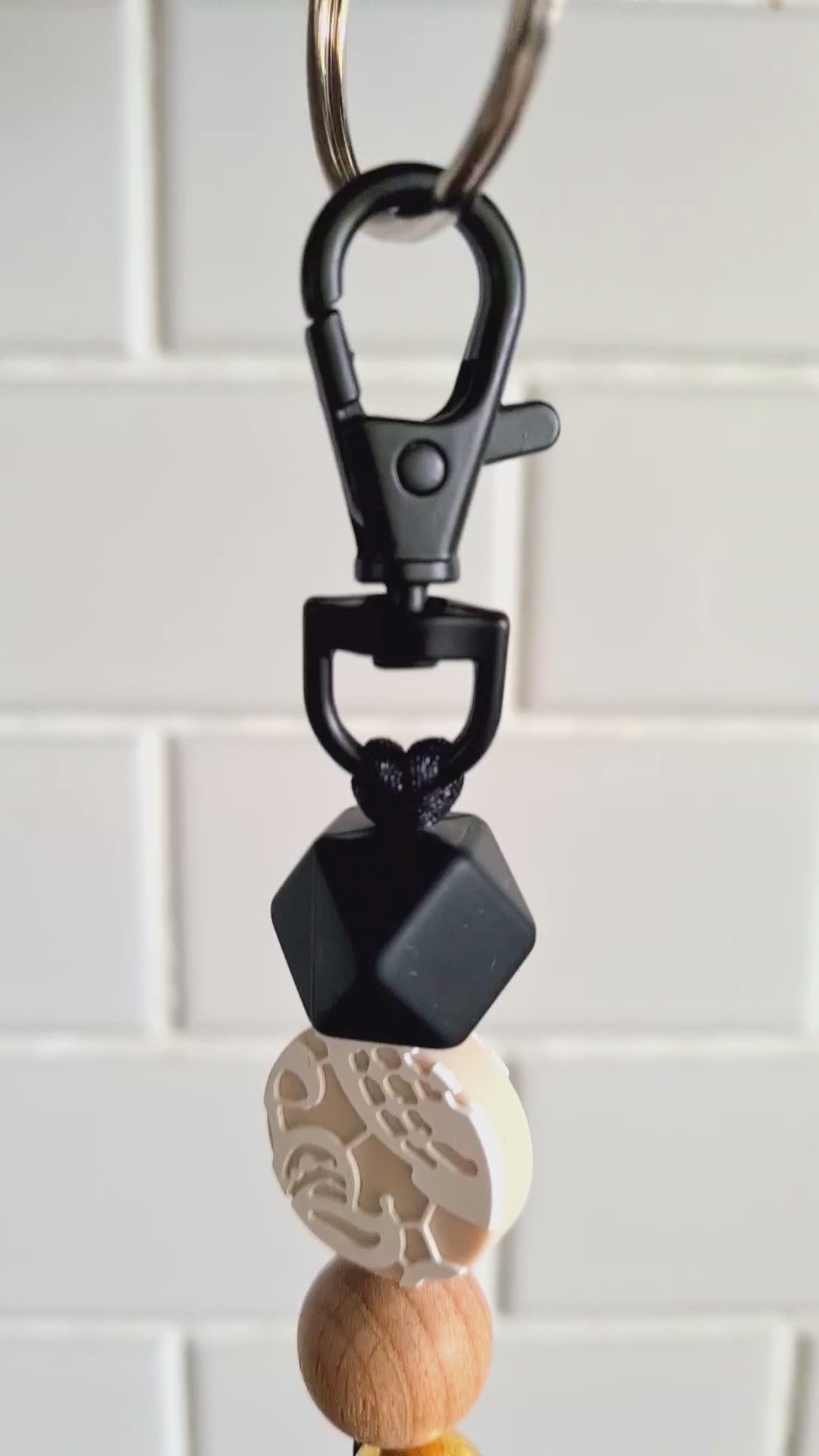 Our stylish keychains can be attached to baby changing bags, backpacks or to your keys! With the flexible design, they are easy to grip and use as zip pullers. 