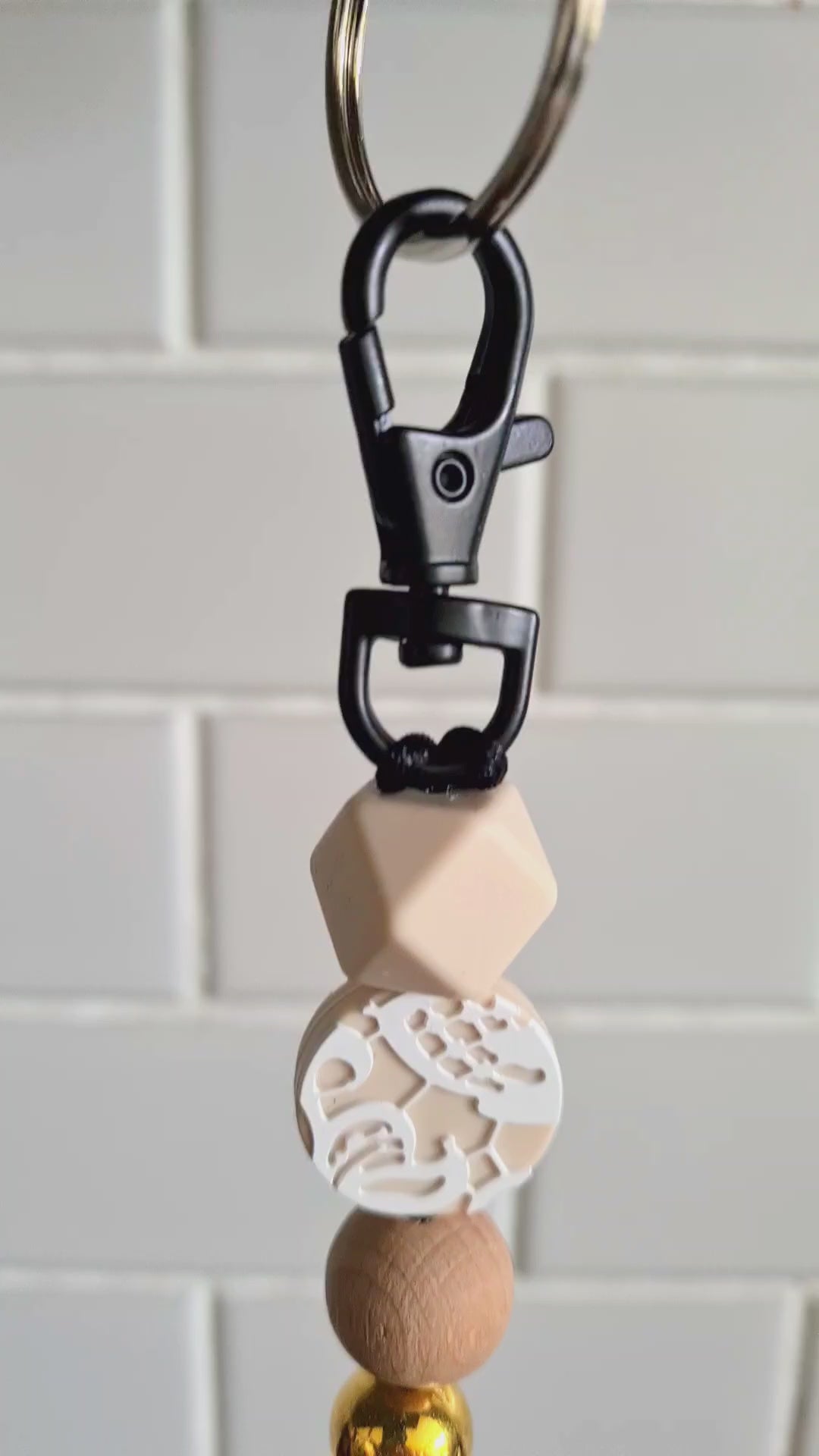 Our stylish keychains can be attached to baby changing bags, backpacks or to your keys! With the flexible design, they are easy to grip and use as zip pullers. 